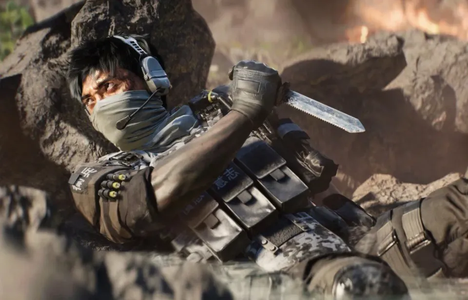 Soldado de Battlefield 6 com uma faca, deitado entre pedras e destroços